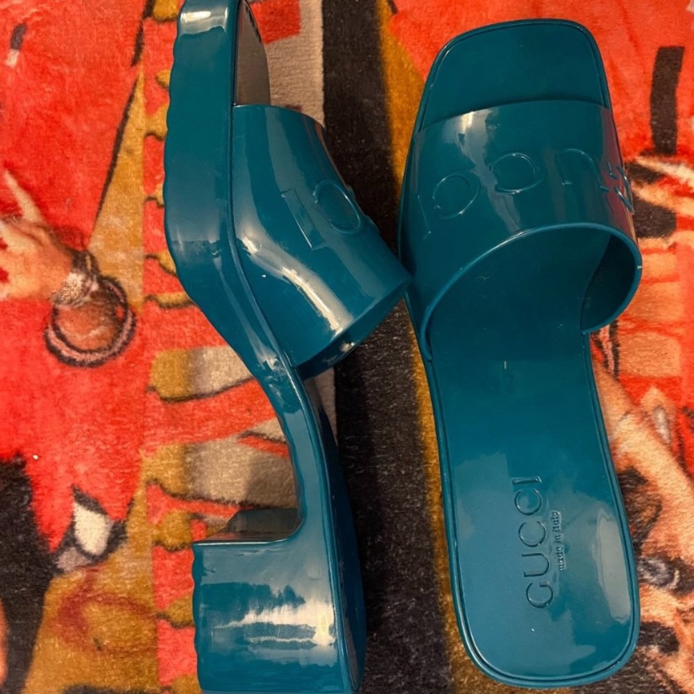 Gorgeous Gucci Sandals! A must have in your closest! Cannot go wrong!